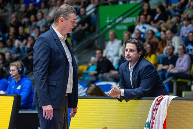 Basketball Bundesliga BBL, Frankfurt Skyliners vs. ALBA Berlin, Süwag Energie Arena Frankfurt am Main; 26.04.2026 Basketball Bundesliga BBL, Frankfurt am Main, Germany - 26.04.2026: Klaus Perwas (Headcoach Frankfurt Skyliners) und Sepehr Tarrah (Assistent Coach Frankfurt Skyliners) im Gespräch, Basketball Bundesliga BBL, Spiel der Frankfurt Skyliners vs. ALBA Berlin, Süwag Energie Arena Frankfurt am Main Copyright: xBEAUTIFULxSPORTS Freudensteinx