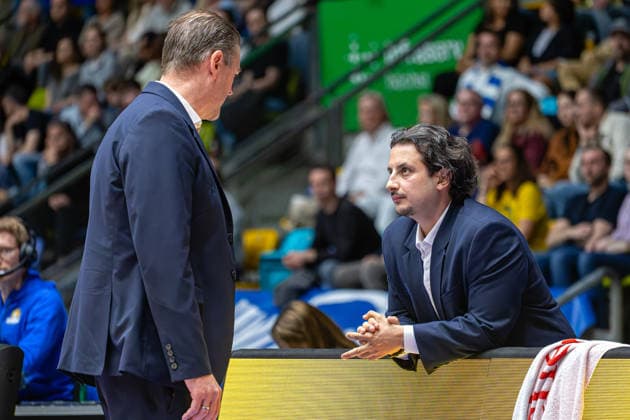 Basketball Bundesliga BBL, Frankfurt Skyliners vs. ALBA Berlin, Süwag Energie Arena Frankfurt am Main; 26.04.2026 Basketball Bundesliga BBL, Frankfurt am Main, Germany - 26.04.2026: Klaus Perwas (Headcoach Frankfurt Skyliners) mit Sepehr Tarrah (Assistent Coach Frankfurt Skyliners) im Gespräch, Basketball Bundesliga BBL, Spiel der Frankfurt Skyliners vs. ALBA Berlin, Süwag Energie Arena Frankfurt am Main Copyright: xBEAUTIFULxSPORTS Freudensteinx