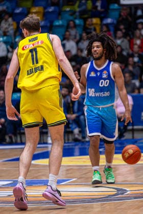 Basketball Bundesliga BBL, Frankfurt Skyliners vs. ALBA Berlin, Süwag Energie Arena Frankfurt am Main; 26.04.2026 Basketball Bundesliga BBL, Frankfurt am Main, Germany - 26.04.2026: Tyger Campbell (Frankfurt Skyliners, 00) am Ball gegen Moses Wood (ALBA BERLIN, 11), Basketball Bundesliga BBL, Spiel der Frankfurt Skyliners vs. ALBA Berlin, Süwag Energie Arena Frankfurt am Main Copyright: xBEAUTIFULxSPORTS Freudensteinx
