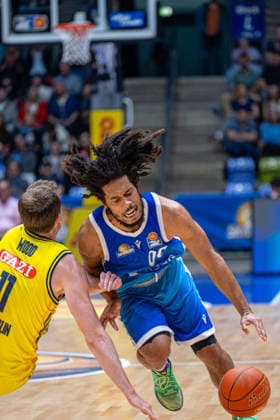 Basketball Bundesliga BBL, Frankfurt Skyliners vs. ALBA Berlin, Süwag Energie Arena Frankfurt am Main; 26.04.2026 Basketball Bundesliga BBL, Frankfurt am Main, Germany - 26.04.2026: Tyger Campbell (Frankfurt Skyliners, 00) am Ball gegen Moses Wood (ALBA BERLIN, 11), Basketball Bundesliga BBL, Spiel der Frankfurt Skyliners vs. ALBA Berlin, Süwag Energie Arena Frankfurt am Main Copyright: xBEAUTIFULxSPORTS Freudensteinx