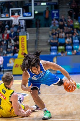 Basketball Bundesliga BBL, Frankfurt Skyliners vs. ALBA Berlin, Süwag Energie Arena Frankfurt am Main; 26.04.2026 Basketball Bundesliga BBL, Frankfurt am Main, Germany - 26.04.2026: Tyger Campbell (Frankfurt Skyliners, 00) gegen Moses Wood (ALBA BERLIN, 11), Basketball Bundesliga BBL, Spiel der Frankfurt Skyliners vs. ALBA Berlin, Süwag Energie Arena Frankfurt am Main Copyright: xBEAUTIFULxSPORTS Freudensteinx