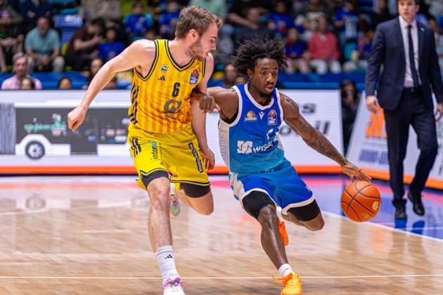 Basketball Bundesliga BBL, Frankfurt Skyliners vs. ALBA Berlin, Süwag Energie Arena Frankfurt am Main; 26.04.2026 Basketball Bundesliga BBL, Frankfurt am Main, Germany - 26.04.2026: Isaiah Swope (Frankfurt Skyliners, 1) am Ball gegen Malte Delow (ALBA BERLIN, 6), Basketball Bundesliga BBL, Spiel der Frankfurt Skyliners vs. ALBA Berlin, Süwag Energie Arena Frankfurt am Main Copyright: xBEAUTIFULxSPORTS Freudensteinx
