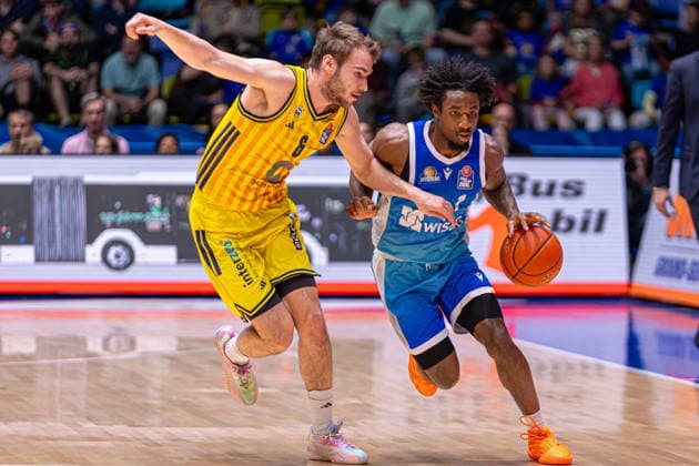 Basketball Bundesliga BBL, Frankfurt Skyliners vs. ALBA Berlin, Süwag Energie Arena Frankfurt am Main; 26.04.2026 Basketball Bundesliga BBL, Frankfurt am Main, Germany - 26.04.2026: Isaiah Swope (Frankfurt Skyliners, 1) am Ball gegen Malte Delow (ALBA BERLIN, 6), Basketball Bundesliga BBL, Spiel der Frankfurt Skyliners vs. ALBA Berlin, Süwag Energie Arena Frankfurt am Main Copyright: xBEAUTIFULxSPORTS Freudensteinx