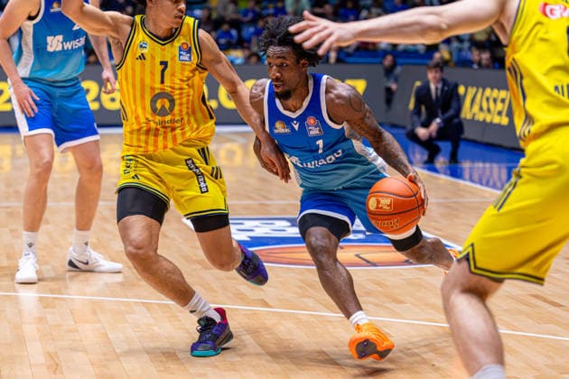 Basketball Bundesliga BBL, Frankfurt Skyliners vs. ALBA Berlin, Süwag Energie Arena Frankfurt am Main; 26.04.2026 Basketball Bundesliga BBL, Frankfurt am Main, Germany - 26.04.2026: Isaiah Swope (Frankfurt Skyliners, 1) am Ball gegen Jack Kayil (ALBA BERLIN, 7), Basketball Bundesliga BBL, Spiel der Frankfurt Skyliners vs. ALBA Berlin, Süwag Energie Arena Frankfurt am Main Copyright: xBEAUTIFULxSPORTS Freudensteinx