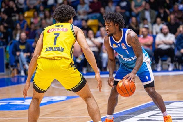 Basketball Bundesliga BBL, Frankfurt Skyliners vs. ALBA Berlin, Süwag Energie Arena Frankfurt am Main; 26.04.2026 Basketball Bundesliga BBL, Frankfurt am Main, Germany - 26.04.2026: Isaiah Swope (Frankfurt Skyliners, 1) am Ball gegen Jack Kayil (ALBA BERLIN, 7), Basketball Bundesliga BBL, Spiel der Frankfurt Skyliners vs. ALBA Berlin, Süwag Energie Arena Frankfurt am Main Copyright: xBEAUTIFULxSPORTS Freudensteinx