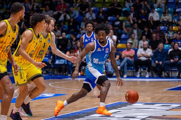 Basketball Bundesliga BBL, Frankfurt Skyliners vs. ALBA Berlin, Süwag Energie Arena Frankfurt am Main; 26.04.2026 Basketball Bundesliga BBL, Frankfurt am Main, Germany - 26.04.2026: Isaiah Swope (Frankfurt Skyliners, 1) setzt sich gegen Spieler von ALBA Berlin durch, Basketball Bundesliga BBL, Spiel der Frankfurt Skyliners vs. ALBA Berlin, Süwag Energie Arena Frankfurt am Main Copyright: xBEAUTIFULxSPORTS Freudensteinx