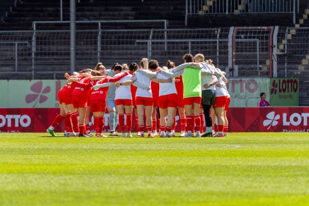 Mannschaft von 1. FSV Mainz 05 im Mannschaftskreis, GER, 1. FSV Mainz 05 vs. VfL Bochum, Fussball, 2. Frauen-Bundesliga, 23. Spieltag, Saison 2025 2026, 26.04.2026, DFB REGULATIONS PROHIBIT ANY USE OF PHOTOGRAPHS AS IMAGE SEQUENCES AND OR QUASI-VIDEO, GER, 1. FSV Mainz 05 vs. VfL Bochum, Fussball, 2. Frauen-Bundesliga, 23. Spieltag, Saison 2025 2026, 26.04.2026 Mainz Copyright: xEibner-Pressefoto Jan-NiclasxGrox EP_JGG