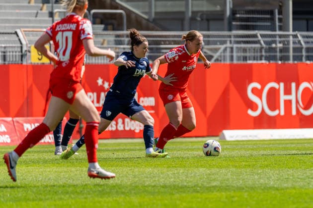 Spielszene, Dribbling, Zweikampf, v.l. Janine Angrick (VfL Bochum, 06), Johanna Berg (1. FSV Mainz 05, 09), GER, 1. FSV Mainz 05 vs. VfL Bochum, Fussball, 2. Frauen-Bundesliga, 23. Spieltag, Saison 2025 2026, 26.04.2026, DFB REGULATIONS PROHIBIT ANY USE OF PHOTOGRAPHS AS IMAGE SEQUENCES AND OR QUASI-VIDEO, GER, 1. FSV Mainz 05 vs. VfL Bochum, Fussball, 2. Frauen-Bundesliga, 23. Spieltag, Saison 2025 2026, 26.04.2026 Mainz Copyright: xEibner-Pressefoto Jan-NiclasxGrox EP_JGG