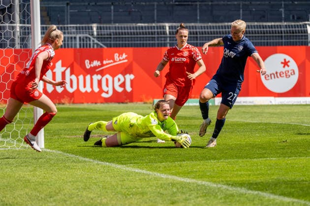 Spielszene, Kari Naerdemann (VfL Bochum, 01) haelt einen Schuss von Chiara Bouziane (1. FSV Mainz 05, 10) fest, v.l. Nadine Anstatt (1. FSV Mainz 05, 27), Sarah Freutel (VfL Bochum, 27), GER, 1. FSV Mainz 05 vs. VfL Bochum, Fussball, 2. Frauen-Bundesliga, 23. Spieltag, Saison 2025 2026, 26.04.2026, DFB REGULATIONS PROHIBIT ANY USE OF PHOTOGRAPHS AS IMAGE SEQUENCES AND OR QUASI-VIDEO, GER, 1. FSV Mainz 05 vs. VfL Bochum, Fussball, 2. Frauen-Bundesliga, 23. Spieltag, Saison 2025 2026, 26.04.2026 Mainz Copyright: xEibner-Pressefoto Jan-NiclasxGrox EP_JGG