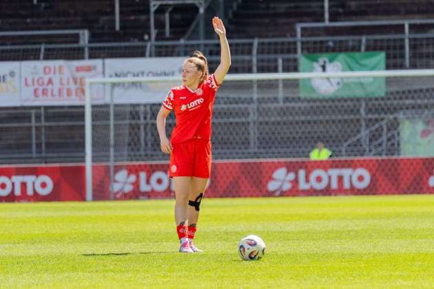 Spielszene, Maja Pageler (1. FSV Mainz 05, 37) tritt einen Freistoss, GER, 1. FSV Mainz 05 vs. VfL Bochum, Fussball, 2. Frauen-Bundesliga, 23. Spieltag, Saison 2025 2026, 26.04.2026, DFB REGULATIONS PROHIBIT ANY USE OF PHOTOGRAPHS AS IMAGE SEQUENCES AND OR QUASI-VIDEO, GER, 1. FSV Mainz 05 vs. VfL Bochum, Fussball, 2. Frauen-Bundesliga, 23. Spieltag, Saison 2025 2026, 26.04.2026 Mainz Copyright: xEibner-Pressefoto Jan-NiclasxGrox EP_JGG