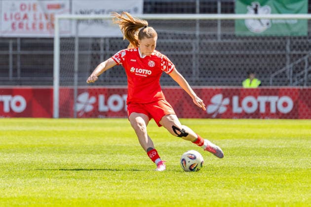 Spielszene, Maja Pageler (1. FSV Mainz 05, 37) tritt einen Freistoss, GER, 1. FSV Mainz 05 vs. VfL Bochum, Fussball, 2. Frauen-Bundesliga, 23. Spieltag, Saison 2025 2026, 26.04.2026, DFB REGULATIONS PROHIBIT ANY USE OF PHOTOGRAPHS AS IMAGE SEQUENCES AND OR QUASI-VIDEO, GER, 1. FSV Mainz 05 vs. VfL Bochum, Fussball, 2. Frauen-Bundesliga, 23. Spieltag, Saison 2025 2026, 26.04.2026 Mainz Copyright: xEibner-Pressefoto Jan-NiclasxGrox EP_JGG