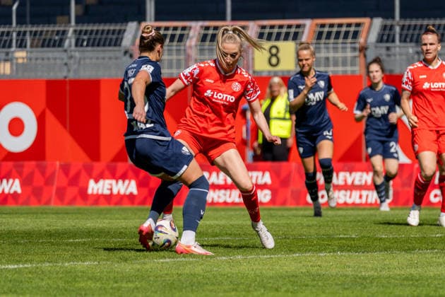 Spielszene, Dribbling, Zweikampf, v.l. Nina Lange (VfL Bochum, 23), Chiara Bouziane (1. FSV Mainz 05, 10), GER, 1. FSV Mainz 05 vs. VfL Bochum, Fussball, 2. Frauen-Bundesliga, 23. Spieltag, Saison 2025 2026, 26.04.2026, DFB REGULATIONS PROHIBIT ANY USE OF PHOTOGRAPHS AS IMAGE SEQUENCES AND OR QUASI-VIDEO, GER, 1. FSV Mainz 05 vs. VfL Bochum, Fussball, 2. Frauen-Bundesliga, 23. Spieltag, Saison 2025 2026, 26.04.2026 Mainz Copyright: xEibner-Pressefoto Jan-NiclasxGrox EP_JGG