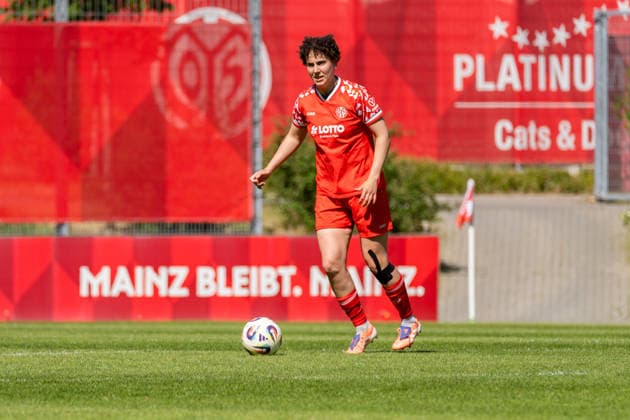 Freisteller, Portrait Anna Donner (1. FSV Mainz 05, 15) mit Ball, GER, 1. FSV Mainz 05 vs. VfL Bochum, Fussball, 2. Frauen-Bundesliga, 23. Spieltag, Saison 2025 2026, 26.04.2026, DFB REGULATIONS PROHIBIT ANY USE OF PHOTOGRAPHS AS IMAGE SEQUENCES AND OR QUASI-VIDEO, GER, 1. FSV Mainz 05 vs. VfL Bochum, Fussball, 2. Frauen-Bundesliga, 23. Spieltag, Saison 2025 2026, 26.04.2026 Mainz Copyright: xEibner-Pressefoto Jan-NiclasxGrox EP_JGG