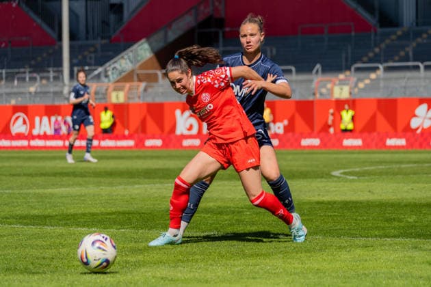 Spielszene, Dribbling, Zweikampf, v.l. Vital Kats (1. FSV Mainz 05, 30), Franziska Wenzel (VfL Bochum, 31), GER, 1. FSV Mainz 05 vs. VfL Bochum, Fussball, 2. Frauen-Bundesliga, 23. Spieltag, Saison 2025 2026, 26.04.2026, DFB REGULATIONS PROHIBIT ANY USE OF PHOTOGRAPHS AS IMAGE SEQUENCES AND OR QUASI-VIDEO, GER, 1. FSV Mainz 05 vs. VfL Bochum, Fussball, 2. Frauen-Bundesliga, 23. Spieltag, Saison 2025 2026, 26.04.2026 Mainz Copyright: xEibner-Pressefoto Jan-NiclasxGrox EP_JGG