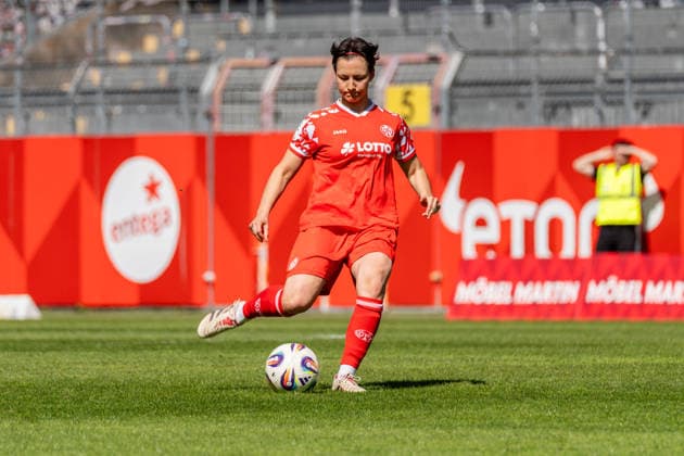 Freisteller, Portrait Emma Junold (1. FSV Mainz 05, 22) spielt einen hohen Ball, GER, 1. FSV Mainz 05 vs. VfL Bochum, Fussball, 2. Frauen-Bundesliga, 23. Spieltag, Saison 2025 2026, 26.04.2026, DFB REGULATIONS PROHIBIT ANY USE OF PHOTOGRAPHS AS IMAGE SEQUENCES AND OR QUASI-VIDEO, GER, 1. FSV Mainz 05 vs. VfL Bochum, Fussball, 2. Frauen-Bundesliga, 23. Spieltag, Saison 2025 2026, 26.04.2026 Mainz Copyright: xEibner-Pressefoto Jan-NiclasxGrox EP_JGG