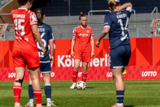 Spielszene, Nadine Anstatt (1. FSV Mainz 05, 27) wartet darauf einen Freistoss auszufuehren, v.l. Anna Donner (1. FSV Mainz 05, 15), Emely Joester (VfL Bochum, 16), Lara Kirkby (VfL Bochum, 14), GER, 1. FSV Mainz 05 vs. VfL Bochum, Fussball, 2. Frauen-Bundesliga, 23. Spieltag, Saison 2025 2026, 26.04.2026, DFB REGULATIONS PROHIBIT ANY USE OF PHOTOGRAPHS AS IMAGE SEQUENCES AND OR QUASI-VIDEO, GER, 1. FSV Mainz 05 vs. VfL Bochum, Fussball, 2. Frauen-Bundesliga, 23. Spieltag, Saison 2025 2026, 26.04.2026 Mainz Copyright: xEibner-Pressefoto Jan-NiclasxGrox EP_JGG