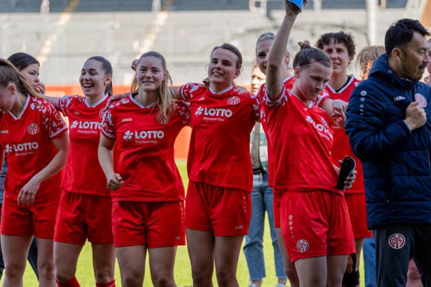 Mannschaft von 1. FSV Mainz 05 feiert mit den Fans, v.l. Miriam Sterrer (1. FSV Mainz 05, 03), Christine Kilian (1. FSV Mainz 05, 16), Kara Bathmann (1. FSV Mainz 05, 04), Chiara Bouziane (1. FSV Mainz 05, 10), Nadine Anstatt (1. FSV Mainz 05, 27), Anna Donner (1. FSV Mainz 05, 15), Takashi Yamashita (1. FSV Mainz 05, Cheftrainer), GER, 1. FSV Mainz 05 vs. VfL Bochum, Fussball, 2. Frauen-Bundesliga, 23. Spieltag, Saison 2025 2026, 26.04.2026, DFB REGULATIONS PROHIBIT ANY USE OF PHOTOGRAPHS AS IMAGE SEQUENCES AND OR QUASI-VIDEO, GER, 1. FSV Mainz 05 vs. VfL Bochum, Fussball, 2. Frauen-Bundesliga, 23. Spieltag, Saison 2025 2026, 26.04.2026 Mainz Copyright: xEibner-Pressefoto Jan-NiclasxGrox EP_JGG
