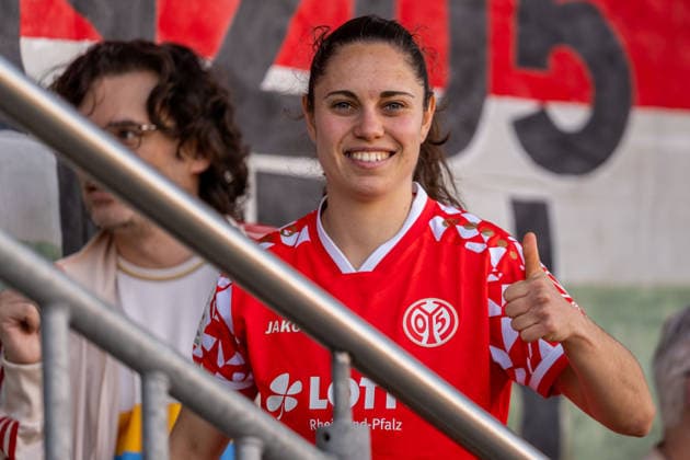 Freisteller, Portrait, Emotion, Freude, Lachen, Daumen hoch, Geste, Gestik Vital Kats (1. FSV Mainz 05, 30), GER, 1. FSV Mainz 05 vs. VfL Bochum, Fussball, 2. Frauen-Bundesliga, 23. Spieltag, Saison 2025 2026, 26.04.2026, DFB REGULATIONS PROHIBIT ANY USE OF PHOTOGRAPHS AS IMAGE SEQUENCES AND OR QUASI-VIDEO, GER, 1. FSV Mainz 05 vs. VfL Bochum, Fussball, 2. Frauen-Bundesliga, 23. Spieltag, Saison 2025 2026, 26.04.2026 Mainz Copyright: xEibner-Pressefoto Jan-NiclasxGrox EP_JGG
