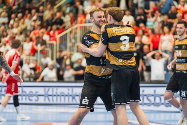 Sport Bilder des Tages Anton Preußner (HC Elbflorenz 2006, 13) feiert den Siegtorschuetzen Louis Bensch (HC Elbflorenz 2006, 03) TuSEM Essen vs. HC Elbflorenz Dresden, Handball, 2.HBL, 29.Spieltag, Saison 2025 26, 26.04.2026, TuSEM Essen vs. HC Elbflorenz Dresden, Handball, 2.HBL, 29.Spieltag, Saison 2025 26, 26.04.2026 Essen Copyright: xEibner-Pressefoto LukasxBaldygax EP_LBA