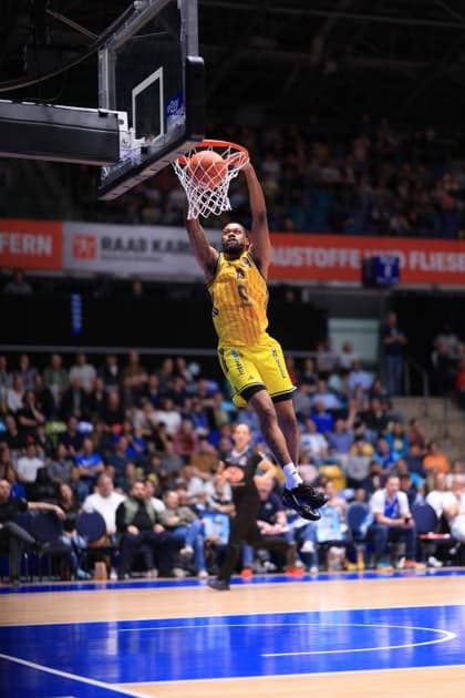 Jwan Roberts (13; Alba Berlin) führt einen kraftvollen Dunk in der Süwag Arena aus Dunk von Jwan Roberts (13; Alba Berlin) in der Süwag Arena