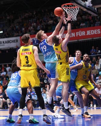 Frankfurt Skyliners - ALBA Berlin, easyCredit BBL Till Pape (Skyliners, 19) verhindert einen Korbleger von Justin Bean (Alba Berlin, 34). Spiel der easyCredit BBL zwischen den Frankfurt Skyliners und ALBA Berlin am 26. April 2026 in der Süwag Energie ARENA in Frankfurt am Main., Frankfurt am Main Hessen Deutschland Süwag Energie ARENA
