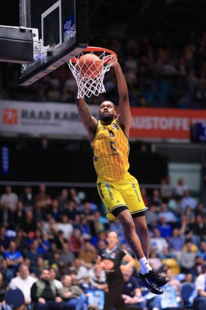 Jwan Roberts (13; Alba Berlin) springt zum Dunk in der Süwag Arena Dunk von Jwan Roberts (13; Alba Berlin)