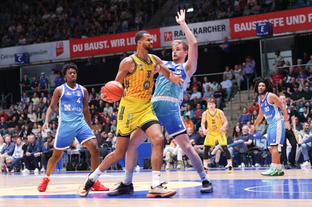 Frankfurt Skyliners - ALBA Berlin, easyCredit BBL Norris Agbakoko (Alba Berlin, 17) gegen Till Pape (Skyliners, 19). Spiel der easyCredit BBL zwischen den Frankfurt Skyliners und ALBA Berlin am 26. April 2026 in der Süwag Energie ARENA in Frankfurt am Main., Frankfurt am Main Hessen Deutschland Süwag Energie ARENA