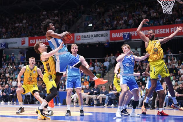 Frankfurt Skyliners - ALBA Berlin, easyCredit BBL Isaiah Swope (Skyliners, 1) wird von Bennet Hundt (Alba Berlin, 33) am Wurf gehindert. Spiel der easyCredit BBL zwischen den Frankfurt Skyliners und ALBA Berlin am 26. April 2026 in der Süwag Energie ARENA in Frankfurt am Main., Frankfurt am Main Hessen Deutschland Süwag Energie ARENA