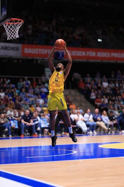Anton Nufer (20; Alba Berlin) springt zum Korbleger in der Süwag Arena Spieler Anton Nufer (20; Alba Berlin) am Korb