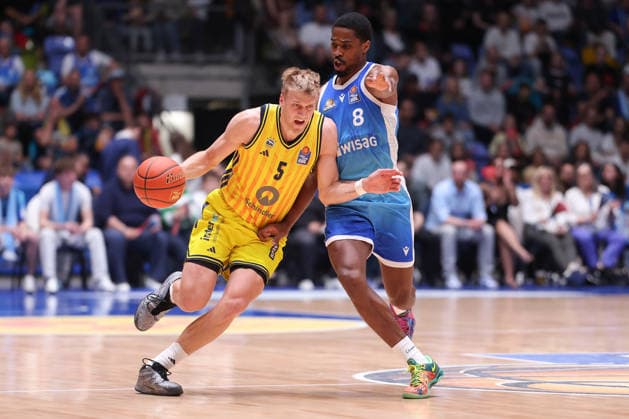 Frankfurt Skyliners - ALBA Berlin, easyCredit BBL Sam Griesel (Alba Berlin, 5) gegen William Christmas (Skyliners, 8). Spiel der easyCredit BBL zwischen den Frankfurt Skyliners und ALBA Berlin am 26. April 2026 in der Süwag Energie ARENA in Frankfurt am Main., Frankfurt am Main Hessen Deutschland Süwag Energie ARENA