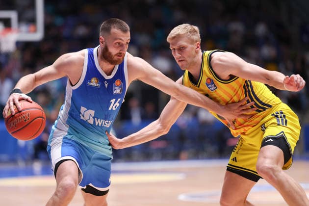 Frankfurt Skyliners - ALBA Berlin, easyCredit BBL Radii Caisin (Skyliners, 16) gegen Sam Griesel (Alba Berlin, 5). Spiel der easyCredit BBL zwischen den Frankfurt Skyliners und ALBA Berlin am 26. April 2026 in der Süwag Energie ARENA in Frankfurt am Main., Frankfurt am Main Hessen Deutschland Süwag Energie ARENA