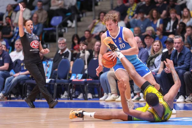 Frankfurt Skyliners - ALBA Berlin, easyCredit BBL Foul von Jacob Holt (Skyliners, 10) an Norris Agbakoko (Alba Berlin, 17). Spiel der easyCredit BBL zwischen den Frankfurt Skyliners und ALBA Berlin am 26. April 2026 in der Süwag Energie ARENA in Frankfurt am Main., Frankfurt am Main Hessen Deutschland Süwag Energie ARENA