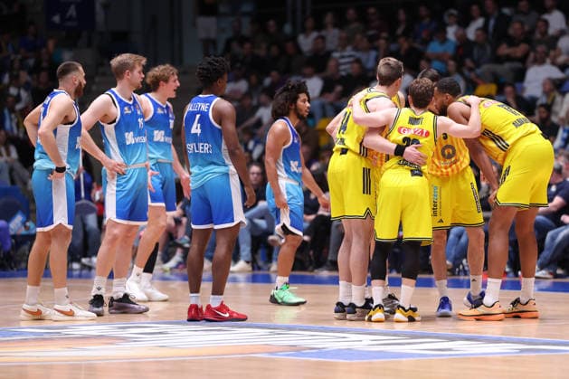 Frankfurt Skyliners - ALBA Berlin, easyCredit BBL Redebedarf bei beiden Teams. Spiel der easyCredit BBL zwischen den Frankfurt Skyliners und ALBA Berlin am 26. April 2026 in der Süwag Energie ARENA in Frankfurt am Main., Frankfurt am Main Hessen Deutschland Süwag Energie ARENA
