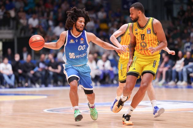 Frankfurt Skyliners - ALBA Berlin, easyCredit BBL Tyger Campbell (Skyliners, 00) umspielt Norris Agbakoko (Alba Berlin, 17). Spiel der easyCredit BBL zwischen den Frankfurt Skyliners und ALBA Berlin am 26. April 2026 in der Süwag Energie ARENA in Frankfurt am Main., Frankfurt am Main Hessen Deutschland Süwag Energie ARENA