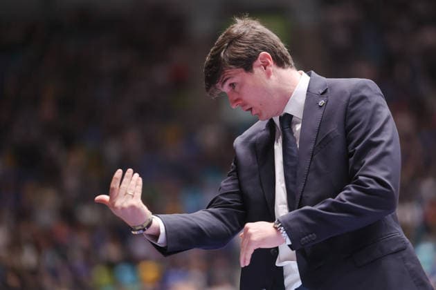 Frankfurt Skyliners - ALBA Berlin, easyCredit BBL Cheftrainer Pedro Calles (Alba Berlin). Spiel der easyCredit BBL zwischen den Frankfurt Skyliners und ALBA Berlin am 26. April 2026 in der Süwag Energie ARENA in Frankfurt am Main., Frankfurt am Main Hessen Deutschland Süwag Energie ARENA