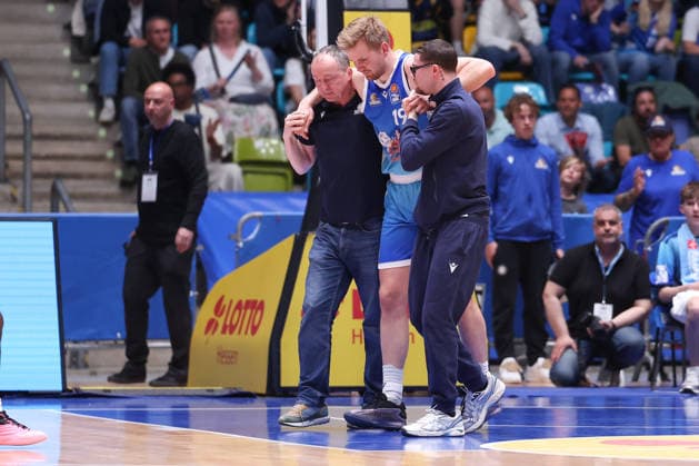 Frankfurt Skyliners - ALBA Berlin, easyCredit BBL Der verletzte Till Pape (Skyliners, 19) muss vom Spielfeld geführt werden. Spiel der easyCredit BBL zwischen den Frankfurt Skyliners und ALBA Berlin am 26. April 2026 in der Süwag Energie ARENA in Frankfurt am Main., Frankfurt am Main Hessen Deutschland Süwag Energie ARENA