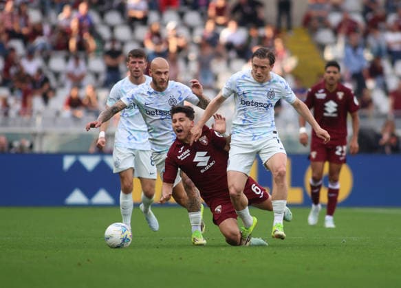 CALCIO - Serie A - Torino FC vs Inter - FC Internazionale Federico Di Marco of FC Inter, Emirhan Ilkhan of Torino FC and Piotr Zieli?ski of FC Inter during the Italian Serie A, football match between Torino FC and FC Inter Milan on 26 April 2026, at Stadio Olimpico Grande Torino, Turin, Italy. Photo Nderim Kaceli Turin Italy  Copyright: xIPAxSport ABACAx
