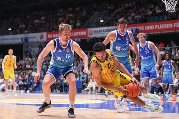 Frankfurt Skyliners - ALBA Berlin, easyCredit BBL Michael Rataj (Alba Berlin, 21) rettet den Ball vor Till Pape (Skyliners, 19). Im Hintergrund Ryan Hawkins (Skyliners, 33) und Jacob Holt (Skyliners, 10). Spiel der easyCredit BBL zwischen den Frankfurt Skyliners und ALBA Berlin am 26. April 2026 in der Süwag Energie ARENA in Frankfurt am Main., Frankfurt am Main Hessen Deutschland Süwag Energie ARENA