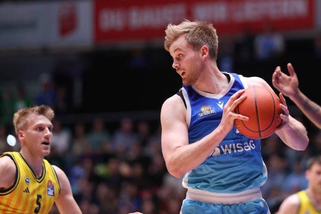Frankfurt Skyliners - ALBA Berlin, easyCredit BBL Till Pape (Skyliners, 19) gegen Sam Griesel (Alba Berlin, 5). Spiel der easyCredit BBL zwischen den Frankfurt Skyliners und ALBA Berlin am 26. April 2026 in der Süwag Energie ARENA in Frankfurt am Main., Frankfurt am Main Hessen Deutschland Süwag Energie ARENA