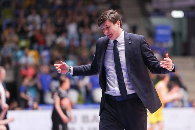 Frankfurt Skyliners - ALBA Berlin, easyCredit BBL Cheftrainer Pedro Calles (Alba Berlin). Spiel der easyCredit BBL zwischen den Frankfurt Skyliners und ALBA Berlin am 26. April 2026 in der Süwag Energie ARENA in Frankfurt am Main., Frankfurt am Main Hessen Deutschland Süwag Energie ARENA