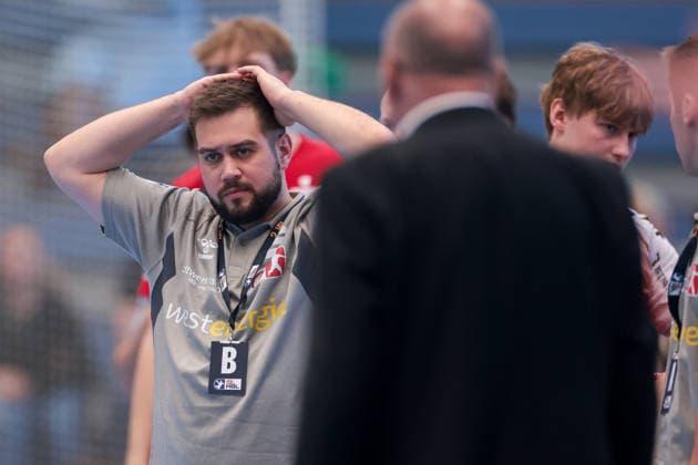 26.04.2026, 29. Spieltag der 2. Handball Bundesliga, TuSEM Essen - HC Elbflorenz 2006. Trainer Kenji Hövels (TuSEM Essen) fasst sich an den Kopf. Essen Am Hallo NRW Deutschland xRHR-FOTO DEx Copyright: DennisxEwert RHR-FOTOx RHR-FOTO DE