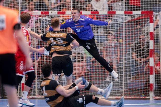 26.04.2026, 29. Spieltag der 2. Handball Bundesliga, TuSEM Essen - HC Elbflorenz 2006. Torwart Dominik Plaue (TuSEM Essen) pariert den Wurf von Anton Preußner (HC Elbflorenz 2006). Essen Am Hallo NRW Deutschland xRHR-FOTO DEx Copyright: DennisxEwert RHR-FOTOx RHR-FOTO DE
