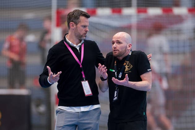26.04.2026, 29. Spieltag der 2. Handball Bundesliga, TuSEM Essen - HC Elbflorenz 2006. v. l. Geschäftsführer Jonathan Abbenhaus (TuSEM Essen) diskutiert mit Trainer Andre Haber (HC Elbflorenz 2006). Essen Am Hallo NRW Deutschland xRHR-FOTO DEx Copyright: DennisxEwert RHR-FOTOx RHR-FOTO DE