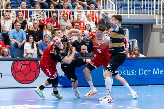 26.04.2026, 29. Spieltag der 2. Handball Bundesliga, TuSEM Essen - HC Elbflorenz 2006. v. l. Max Neuhaus (TuSEM Essen), Anton Preußner (HC Elbflorenz 2006), Tom Wolf (TuSEM Essen). Essen Am Hallo NRW Deutschland xRHR-FOTO DEx Copyright: DennisxEwert RHR-FOTOx RHR-FOTO DE