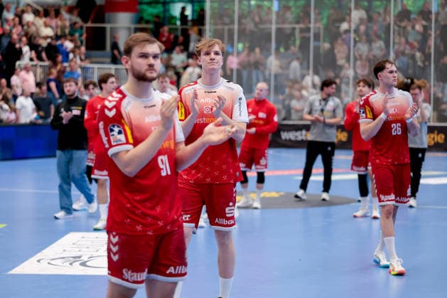 26.04.2026, 29. Spieltag der 2. Handball Bundesliga, TuSEM Essen - HC Elbflorenz 2006. v. l. Alexander Schoss (TuSEM Essen), Finley Werschkull (TuSEM Essen), Tom Wolf (TuSEM Essen). Essen Am Hallo NRW Deutschland xRHR-FOTO DEx Copyright: DennisxEwert RHR-FOTOx RHR-FOTO DE