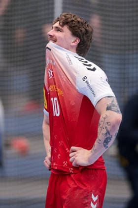 26.04.2026, 29. Spieltag der 2. Handball Bundesliga, TuSEM Essen - HC Elbflorenz 2006. Finn Wolfram (TuSEM Essen) zeiht das Trikot über den Kopf. Essen Am Hallo NRW Deutschland xRHR-FOTO DEx Copyright: DennisxEwert RHR-FOTOx RHR-FOTO DE