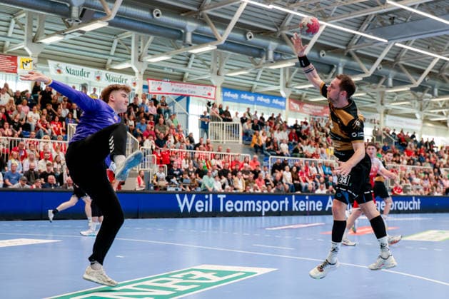 26.04.2026, 29. Spieltag der 2. Handball Bundesliga, TuSEM Essen - HC Elbflorenz 2006. v. l. Torwart Finn Knaack (TuSEM Essen), Julius Dierberg (HC Elbflorenz 2006). Essen Am Hallo NRW Deutschland xRHR-FOTO DEx Copyright: DennisxEwert RHR-FOTOx RHR-FOTO DE