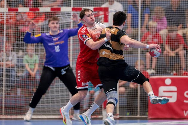 26.04.2026, 29. Spieltag der 2. Handball Bundesliga, TuSEM Essen - HC Elbflorenz 2006. v. l. Tom Wolf (TuSEM Essen), Doruk Pehlivan (HC Elbflorenz 2006). Essen Am Hallo NRW Deutschland xRHR-FOTO DEx Copyright: DennisxEwert RHR-FOTOx RHR-FOTO DE