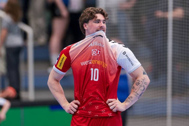 26.04.2026, 29. Spieltag der 2. Handball Bundesliga, TuSEM Essen - HC Elbflorenz 2006. Finn Wolfram (TuSEM Essen) zeiht das Trikot über den Kopf. Essen Am Hallo NRW Deutschland xRHR-FOTO DEx Copyright: DennisxEwert RHR-FOTOx RHR-FOTO DE