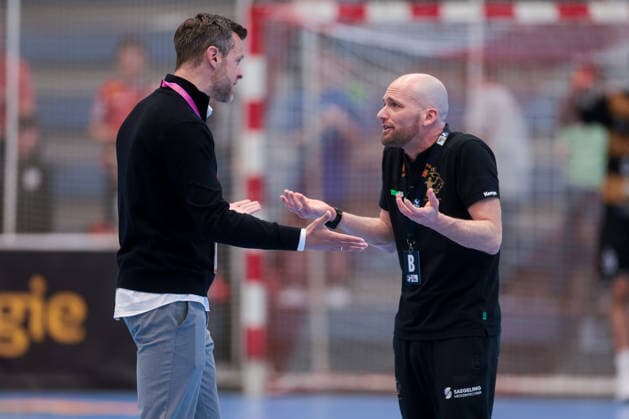 26.04.2026, 29. Spieltag der 2. Handball Bundesliga, TuSEM Essen - HC Elbflorenz 2006. v. l. Geschäftsführer Jonathan Abbenhaus (TuSEM Essen) diskutiert mit Trainer Andre Haber (HC Elbflorenz 2006). Essen Am Hallo NRW Deutschland xRHR-FOTO DEx Copyright: DennisxEwert RHR-FOTOx RHR-FOTO DE